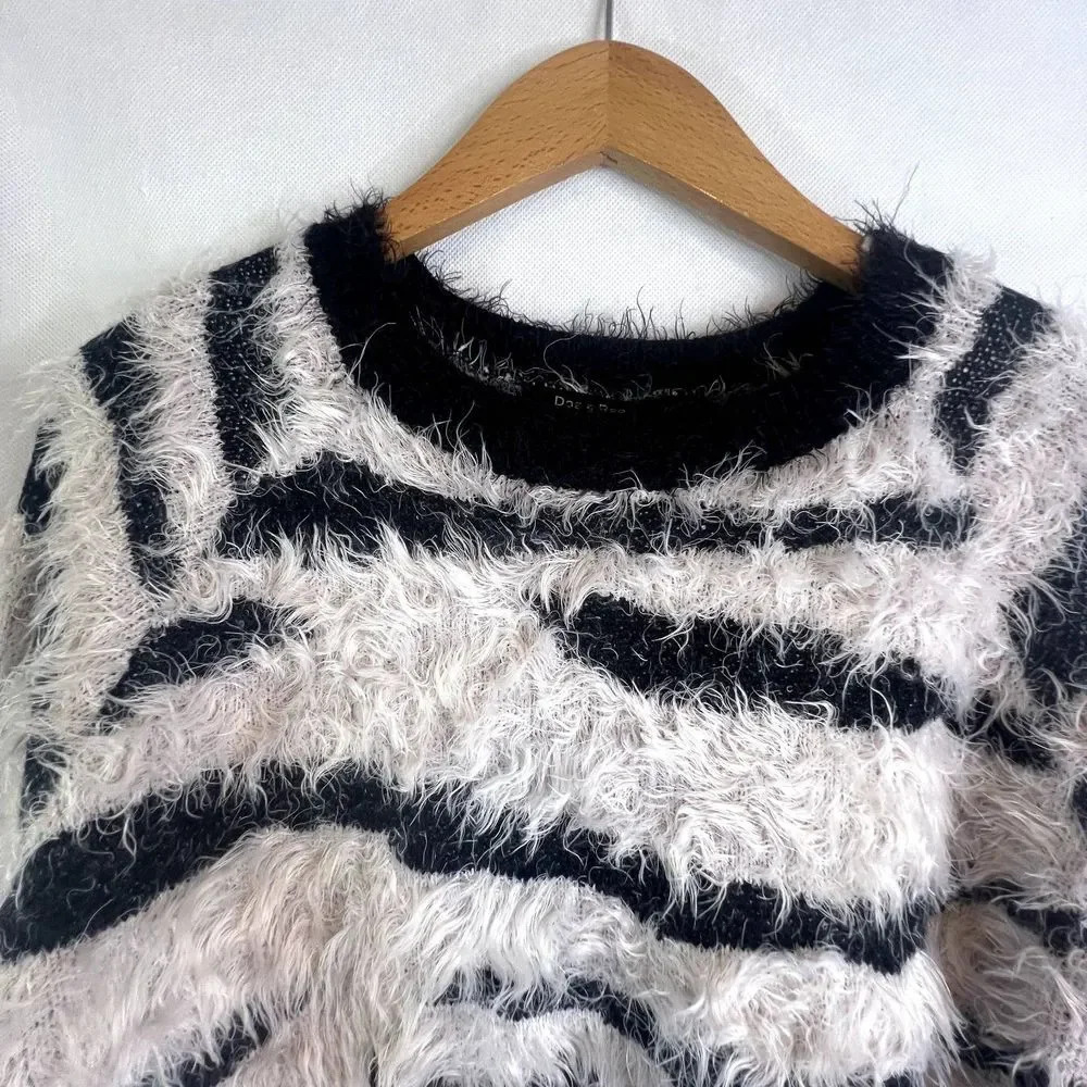 Doe & Rae Fuzzy Zebra Print Sweater Size Small - Picture 3 of 9